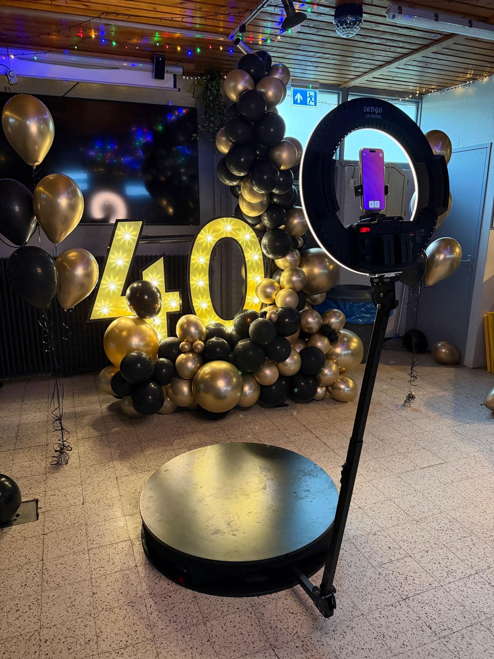 De 360 Booth op een 40e verjaardag met gouden ballonnen