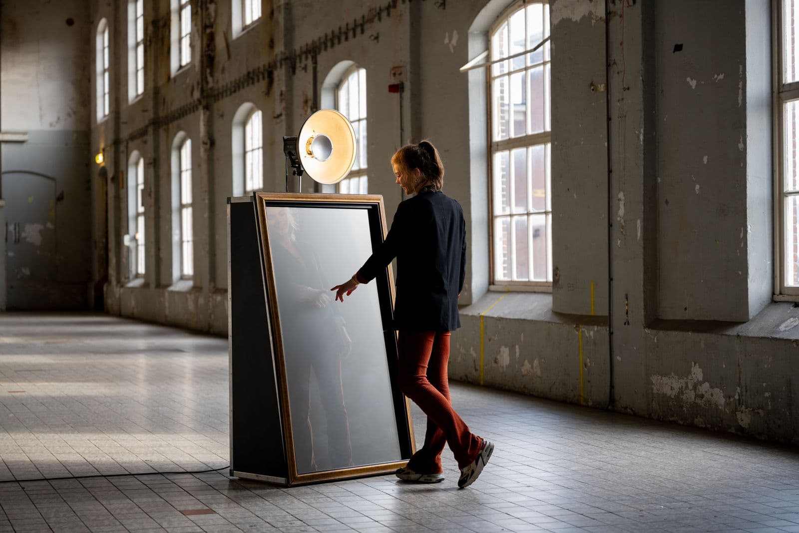 De Fotospiegel, een levensgrote spiegel in een gouden lijst