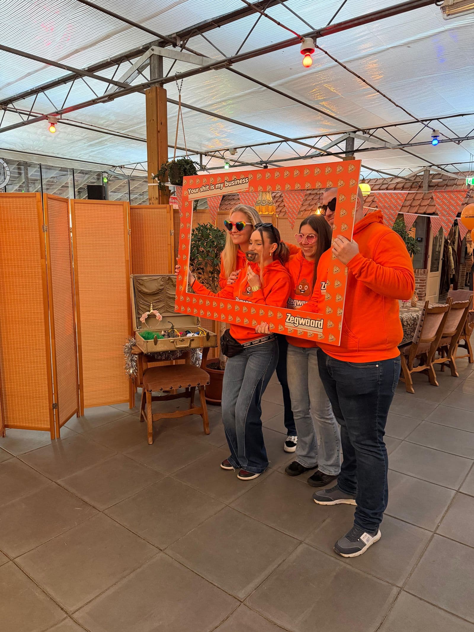 Gasten poseren bij de Fotospiegel op het Zegwaard-event
